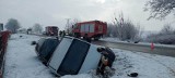 Zderzenie samochodów w Dobrzycy. Renault "wylądowało" w rowie 