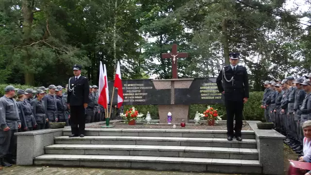 Co roku 2 września  koło  kwatery  poległych są uroczystości. Warto o takie miejsca dbać i  przekazywać kult pamięci młodym.