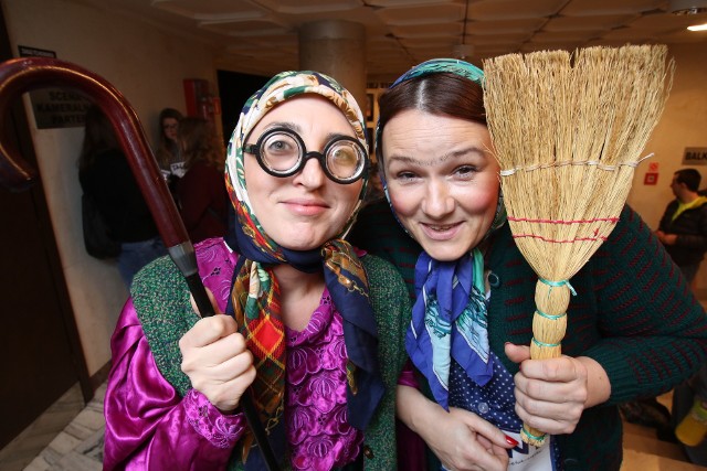 Monika Brelak z Bęczkowa i Ilona Osełka z Leszczyn wystylizowane  na wieśniaczki były żywym dowodem na to, że oglądając kabaret naprawdę można pęknąć ze śmiechu. 