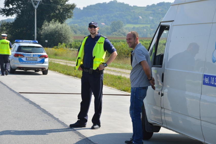 Wielka Wieś. Nietypowy patrol drogówki. Policjantom towarzyszył ksiądz [ZDJĘCIA]