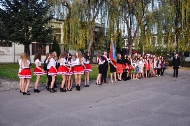 Kraków. Uczniowie odśpiewali hymn na 100-lecie odzyskania niepodległości [ZDJĘCIA]