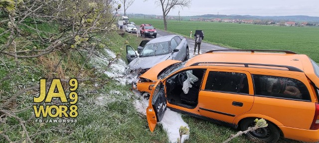 Na terenie powiatu jaworskiego w piątek rano doszło do dwóch zdarzeń drogowych: dachowania i zderzenia czołowego. Zdjęcia dzięki uprzejmości Jawor998.