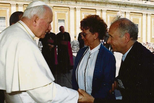 Fotografia z papieżem Janem Pawłem II Teresy i Czesława Jarmuszów zrobiona podczas jednej z wizyt w Watykanie. Wycieczka do Watykanu miała miejsca tuż przed złotymi godami państwa Jarmuszów