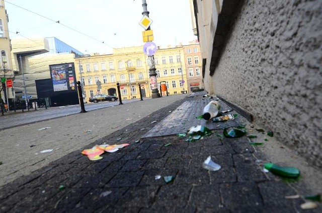 Wielkie sprzątanie po nocnej zabawie w Poznaniu