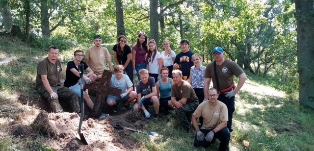 W czwartek (22.08) zakończono pierwszy bardzo ważny etap prac nad zabytkowym cmentarzem w Rowach "Ocalić od zapomnienia". Ciężka praca w pocie czoła, wspaniała atmosfera i zgrana ekipa przyniosły efekt. Zobaczcie galerię zdjęć.