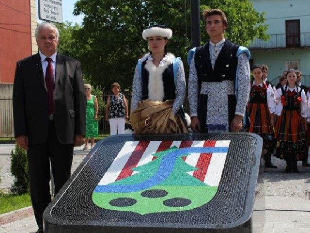 Burmistrz Niska odsłonił kamienną tablicę z herbem.