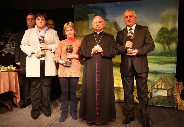 Na wspólnym zdjęciu z biskupem Tomasikiem uhonorowani statuetkami: od lewej: Agnieszka von Woudenberg, Monika Wężyk i Józef Waniek.