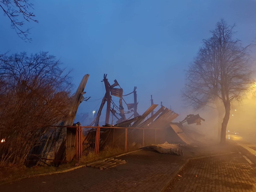 Olbrzymi pożar w Białogardzie. Płonęła stara, opuszczona...