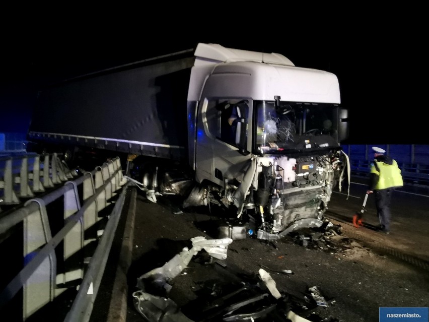 Nieprawdopodobna tragedia. Pracownik pomocy drogowej również wpadł w szczelinę po wypadku na autostradzie A1 [zdjęcia]