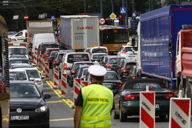 Facebookowa grupa „ LDZ Zmotoryzowani Łodzianie” uważa, że władze Łodzi dyskryminują osoby poruszające się autami. Przejawem tego jest m.in.: zawężanie ulic, zmniejszanie liczby miejsc parkingowych i podwyżki opłat, wprowadzanie buspasów itp.Czy rzeczywiście tak jest? Zapytaliśmy urzędników