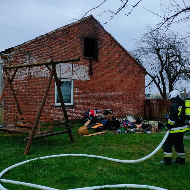 Do groźnego pożaru doszło we wtorkowe popołudnie w Kolonii Niechmirów w gminie Burzenin (pow. sieradzki). Spłonął dom jednorodzinny, a dach nad głową straciła rodzina z dwójką dzieci w wieku 4 i 17 lat.