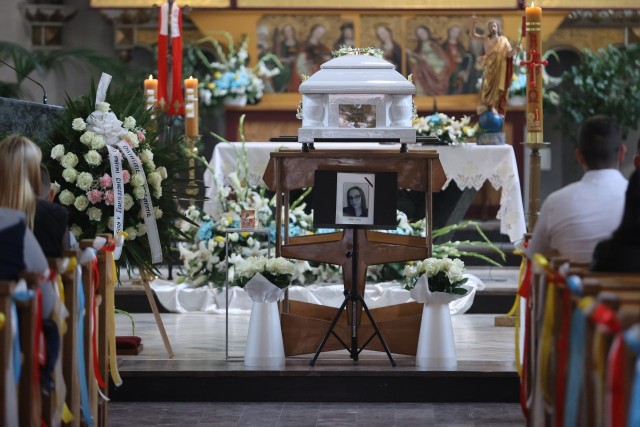 Pogrzeb 16-letniej Oliwii zamordowanej w Tomisławicach przez nożownika