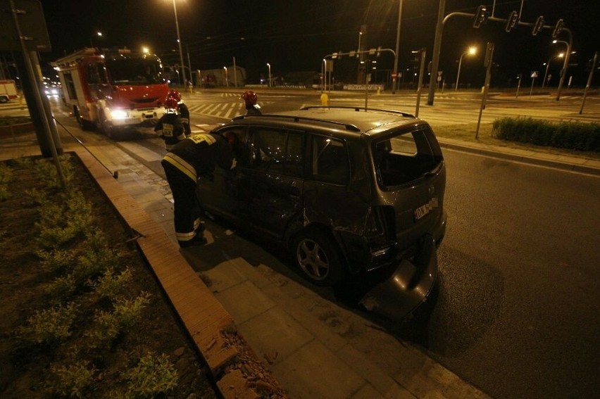 Wrocław: Tramwaj Plus zderzył się z vanem na Świeradowskiej (ZDJĘCIA)