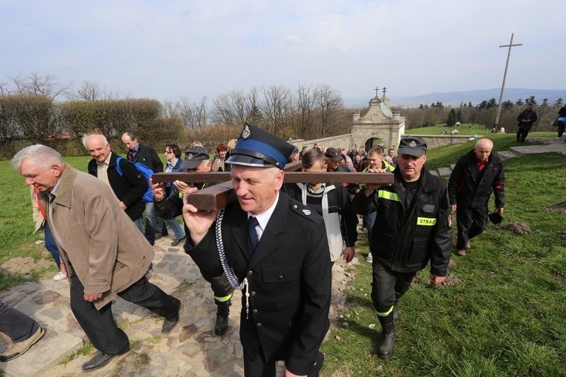 Wielkopiątkowa Droga Krzyżowa na Święty Krzyż