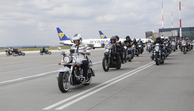 Dziś na lotnisku w podrzeszowskiej Jasionce odbył się zjazd motocyklistów grupy Intruder Polska. W wydarzeniu, które organizowano już w portach lotniczych w Polsce, udział wzięło kilkudziesięciu motocyklistów. Przygotowano dla nich pokazy m.in. Lotniskowej Służby Ratowniczo Gaśniczej, Straży Granicznej, sztuki sokolniczej, hangarów technicznych. Punktem kulminacyjnym imprezy był grupowy przejazd po pasie startowym.ZOBACZ TEŻ: Niesamowity manewr pilota Dreamlinera