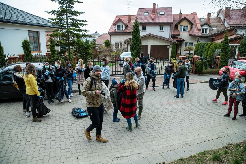 Białystok. We wtorek w południe TaniaKsiazka.pl posprzątała las na Pietraszach [zdjęcia]