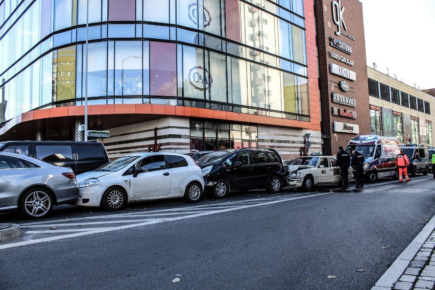4 samochody zderzyły się w obok Galerii Kaskada [zdjęcia]