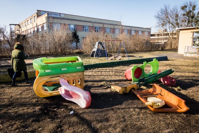 W nocy z czwartku na piątek zniszczono plac zabaw przy Przedszkolu Puchatek w Bydgoszczy (ul. Pomorska 79). Pracownicy przedszkola nie chcą komentować incydentu, ale zdarzenie potwierdziła nam policja. - W piątek po południu otrzymaliśmy zgłoszenie i zbieramy informacje w tej sprawie - mówi kom. Przemysław Słomski z KWP w Bydgoszczy.zobacz najnowszy odcinek "Kudłatych świat":