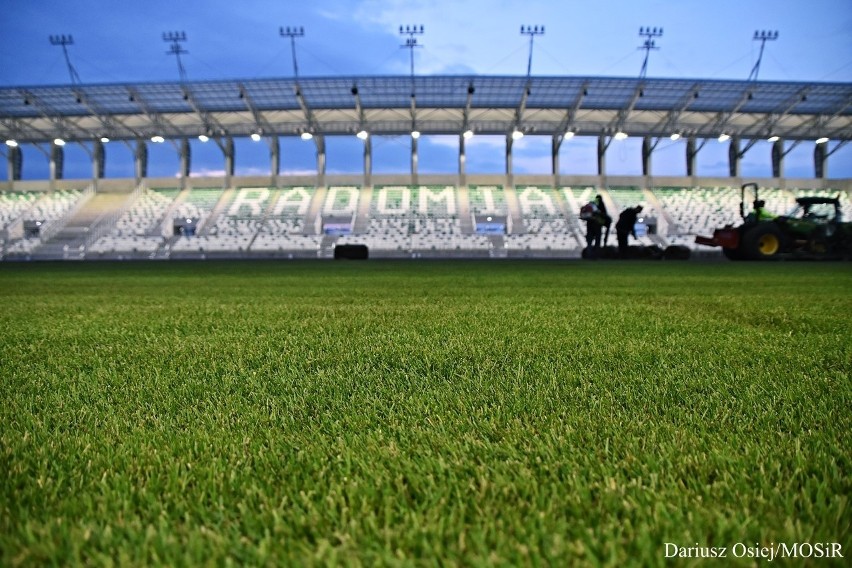 Stadion Radomiaka Radom na zielono i rozświetlony.