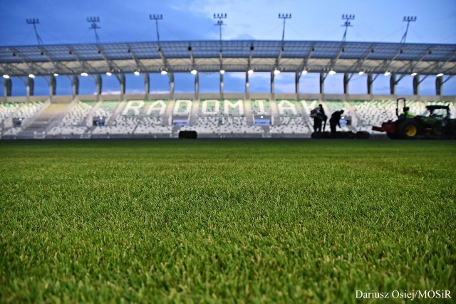 Stadion Radomiaka Radom na zielono i rozświetlony.