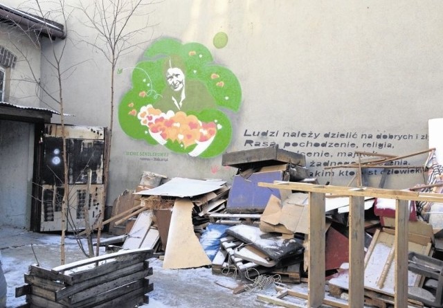 Część muralu z postacią Ireny Sendlerowej na Żydowskim Muzeum Galicja przesłania wielka sterta śmieci