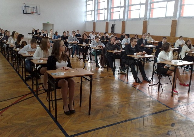Uczniowie z Gimnazjum nr 5 w Koszalinie rozpoczęli o g. 9 egzamin gimnazjalny z historii i WOS. O godz. 11 początek egzaminu z języka polskiego.
