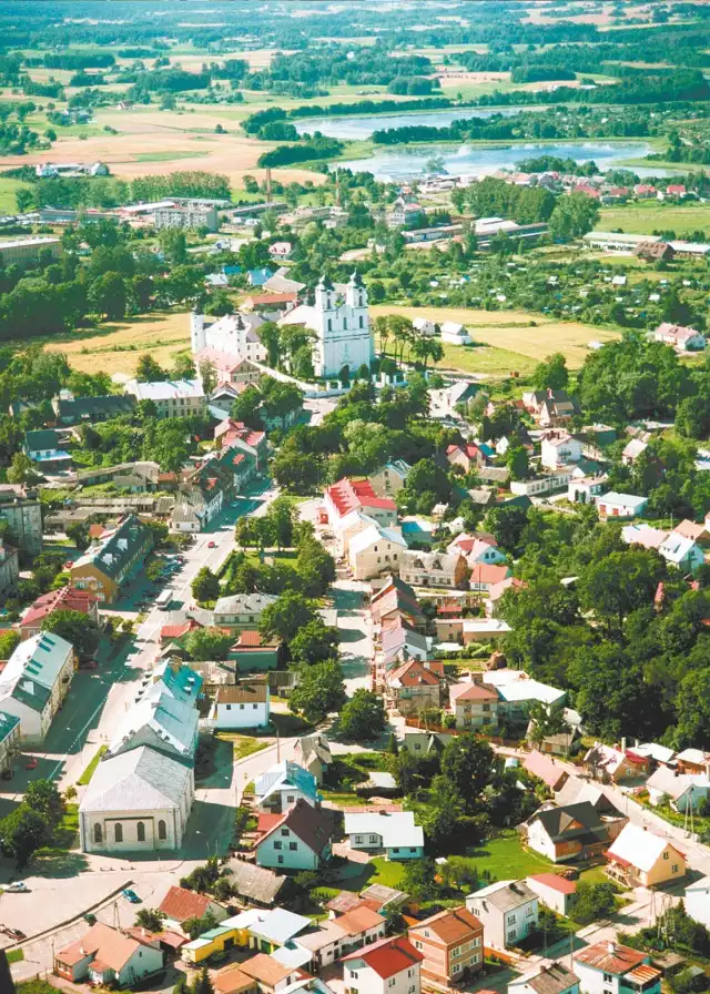 Sejny sfotografowane z lotu ptaka. W okalających miasteczka i wsie jeziorach pełno ryb, w lasach &#8211; grzybów, a w domach przyjaźni i gościnni ludzie.