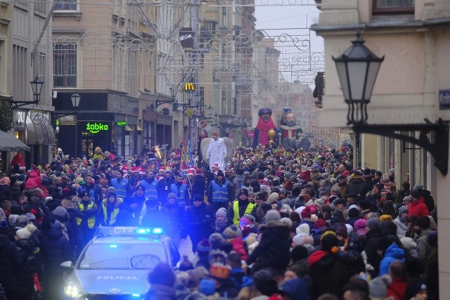Tak wyglądał Orszak Trzech Króli 2020 w Toruniu. Tłumy towarzyszyły mu na ulicach starówki!