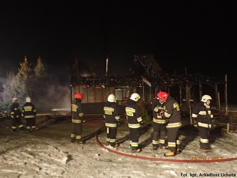 Do pożaru doszło 19 grudnia po północy. Strażacy z Grajewa...