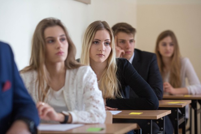 Maturę 2017 zdało ponad 202 tys. absolwentów. Jakie wyniki przyniesie tegoroczny egzamin dojrzałości? O tym przekonamy się we wrześniu. Poniżej prezentujemy terminy matury na poziomach – podstawowym i rozszerzonym.DOKŁADNE DATY I GODZINY EGZAMINÓW MATURALNYCH NA KOLEJNYCH STRONACH >>>>>Zobacz także: Lidl idzie na wojnę z Biedronką! Zapowiada podwyżki dla pracowników! Ile? Przeczytajcie! [BIEDRONKA, LIDL, PENSJE 2018, PODWYŻKI 2018]Polecamy: Lista 100 najbogatszych Polaków 2018. TOP 15 RANKINGU FORBESA. Jaki majątek mają najbogatsi?NowosciTorun