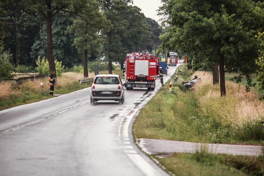 W Rzekuniu mercedes wypadł z drogi i dachował [ZDJĘCIA]  