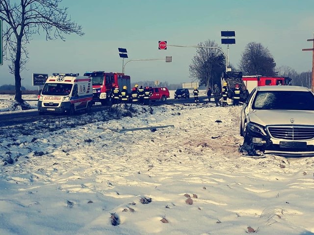 Zderzenie samochodów w Rzeczniowie. Znany radomski przedsiębiorca i jego żona ranni w wypadku.