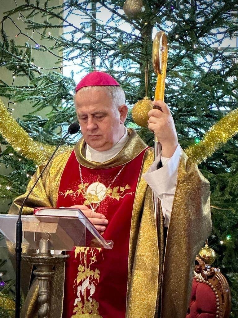 Uroczysta msza święta w Posłowicach. Biskup Jan Piotrowski modlił się w intencji rodziców księdza proboszcza w 60. rocznicę ślubu