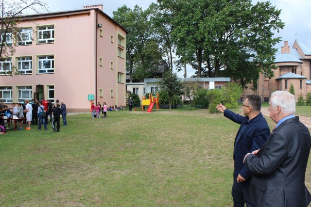 Julian Ozimek Burmistrz GiM Nisko wraz z Janem Szubą dyrektorem ZS w Zarzeczu w miejscu przyszłej budowy sali