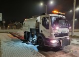 Zamiatarki pucują ulice w centrum Kielc po zimie. Do zebrania tysiące ton piasku. Zobacz, gdzie i kiedy się pojawią 