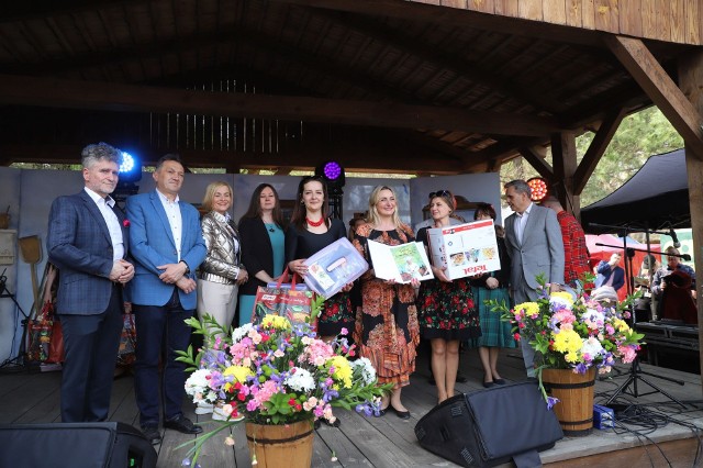 Gminny Ośrodek Kultury w Łopusznie zwyciężył w konkursie "Danie od Sąsiada" organizowanym w niedzielę, 1 maja, podczas 6. Świętokrzyskiego Festiwalu Smaków w Tokarni. Gospodynie zaserwowały potrawę na słodko - Syrnyki, czyli placuszki serowe.