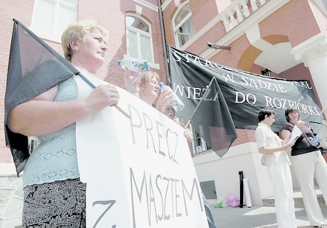 Kilkoro mie­szkańców Bydlina protestowało przed słupskim starostwem powiatowym.