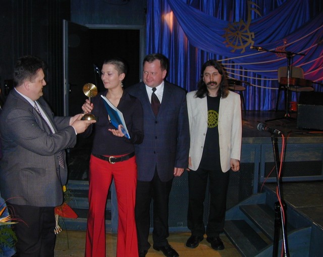 Jarosław Krawczyk, dyrektor Stargardzkiego Centrum Kultury (z lewej) wręcza Grand Prix Karolinie Szarubce. Pierwszy z prawej Jan Kondrak, przewodniczący jury, obok Sławomir Pajor, prezydent Stargardu.