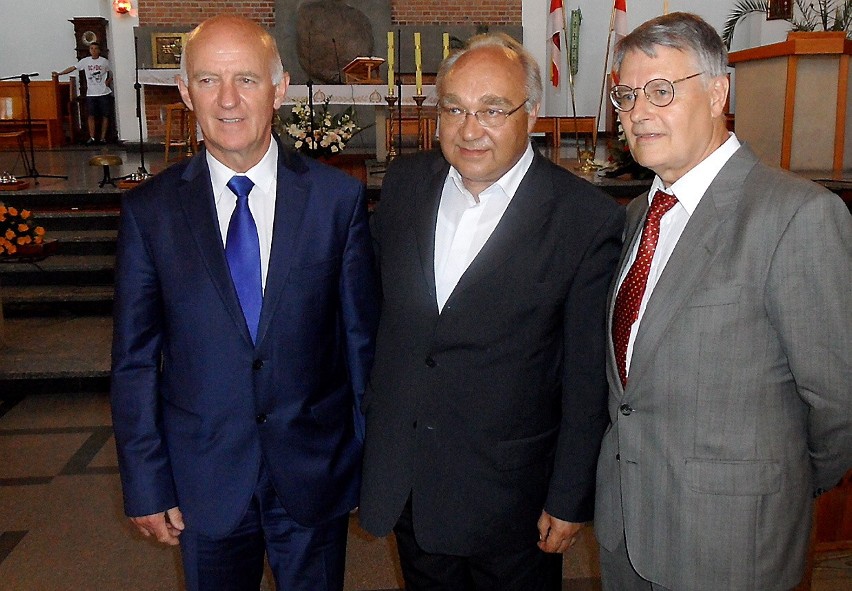 Od lewej: Robert Malinowski, prezydent Grudziądza, ks. dr...
