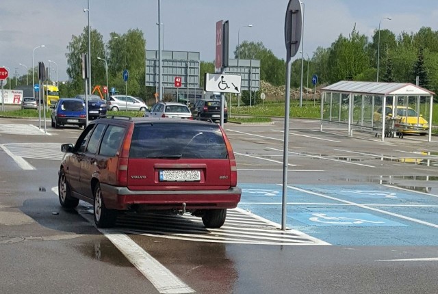 Parkowanie przed Auchan w Białymstoku. Kierowcy stają jak chcą