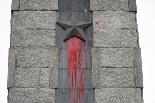 Gwiazda została oblana czerwoną farbą, na pomniku napisano...