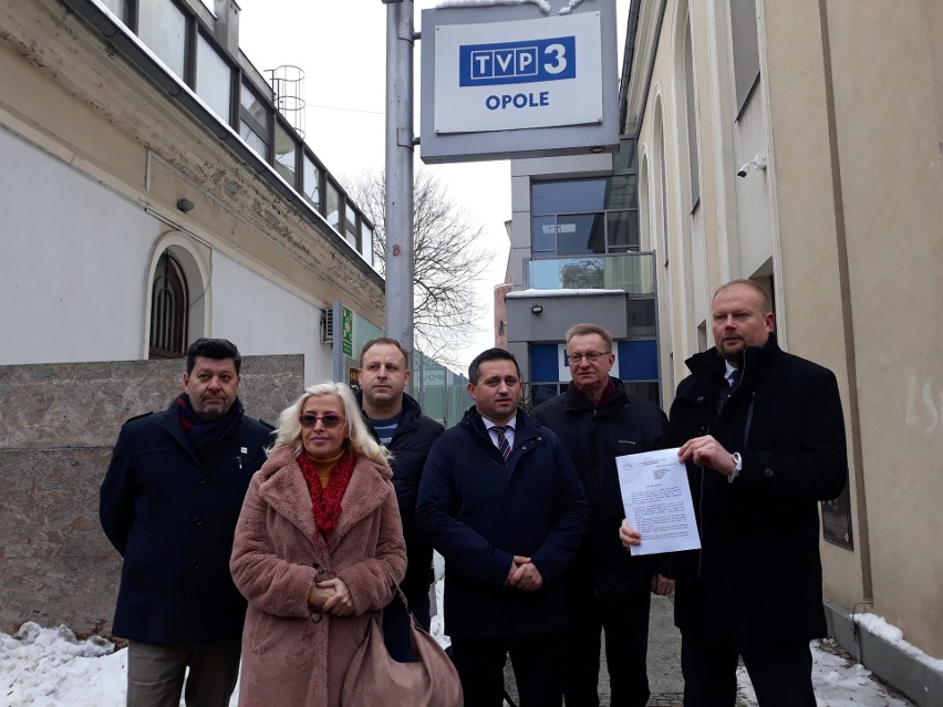 Pod siedzibą TVP 3 Opole odbyła się konferencja prasowa w...