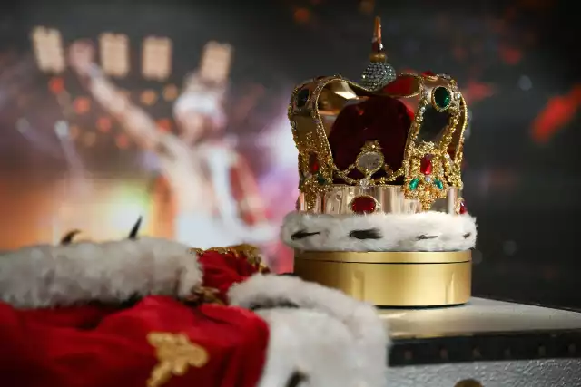 Prawdziwą perłą kolekcji jest wysadzana klejnotami korona wraz królewskim płaszczem, które Freddie nosił podczas ostatniego występu z Queen w 1986 r.