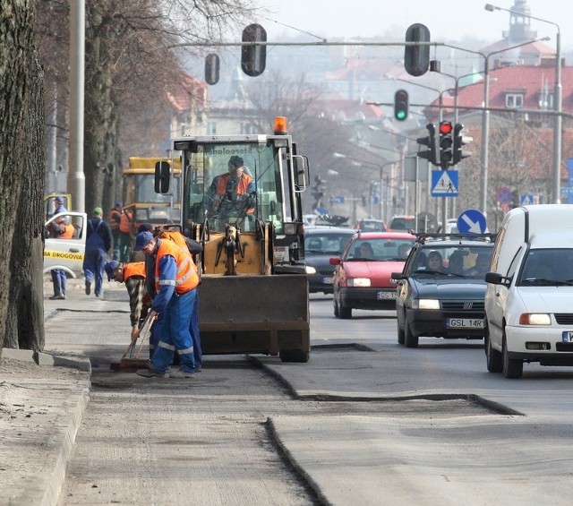 Łatanie nawierzchni na ulicy Szczecińskiej. 