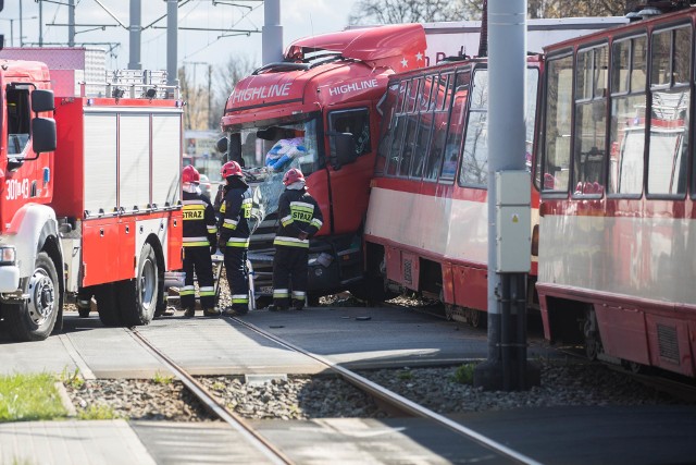Zderzenie tramwaju z ciężarówką na ul. Hallera w Gdańsku (19.04.2017)