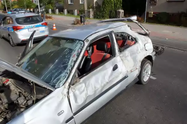 Dzisiaj (wtorek 16.10) kierujący osobową Hondą mężczyzna podczas manewru wyprzedzania. Kierujący uderzył w drzewo, odbił się od niego, po czym ponownie wrócił na ulicę i uderzył w Forda, którego próbował ominąć. Na miejscu zdarzenia pracowali policjanci ze słupskiej drogówki. 