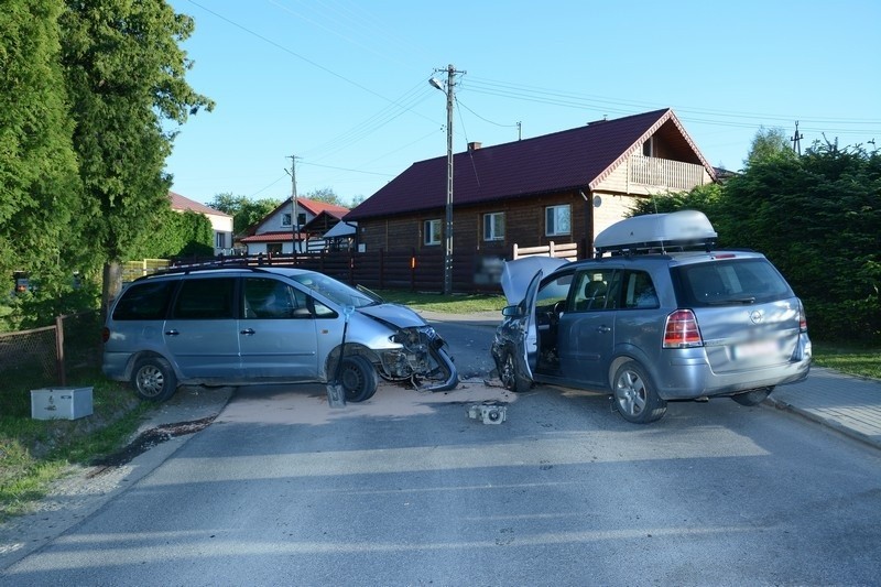 W Rogach doszło do czołowego zderzenia dwóch samochodów osobowych. Ranna została jedna osoba [ZDJĘCIA]