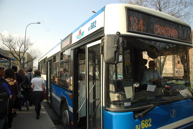 08.02 2009 krakow autobus linia 134 cracowia zoo w weekendy jest zatloczony dodatkowo w jego wnetrzu sa przewozone rowery gorskie .fot. adam wojnar / polskapresse .gazeta krakowska