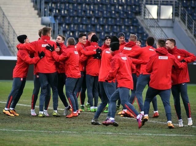 Piłkarze polskiej młodzieżówki podczas zajęć na głównej płycie stadionu Zawiszy. Fot. Dariusz Bloch