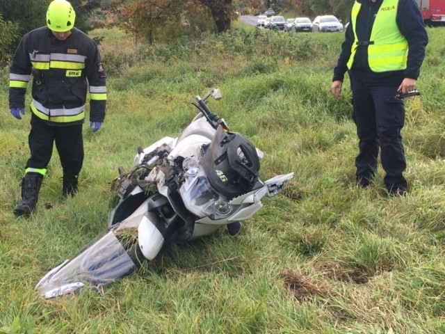 W sobotę w Czarnej Górnej, kierowca audi zaczął wyprzedzać inny pojazd w momencie, gdy sam był wyprzedzany przez motocyklistę. Kierujący motocyklem wjechał do przydrożnego rowu. Okazał się, że był nim mieszkaniec Warszawy. Mężczyzna obrażeniami został przetransportowany śmigłowcem do szpitala. Zobacz też: Motocyklista zderzył się z oplem i autobusem 